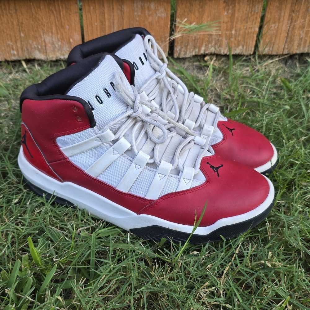 Jordan Max Aura Gym Red Size 8.5 Men